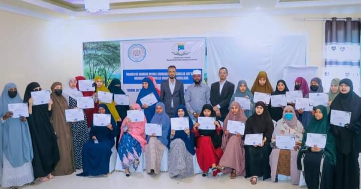 Wasiirka Warfaafinta Jubbaland oo tababar u soo xiray gabdhaha Suxufiyiinta ee Jubbaland “SAWIRRO”