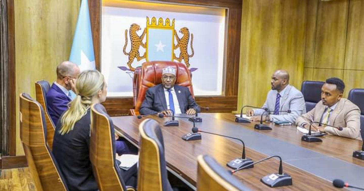 Guddoomiyaha Golaha Shacabka BJFS oo qaabilay Safiirka Ingiriiska ee Soomaaliya “SAWIRRO”