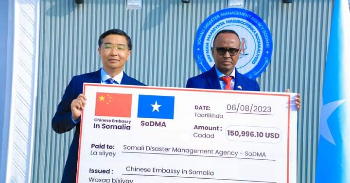 Guddoomiyaha Hay’adda SoDMA oo Safiirka Shiina ee Soomaaliya ka guddoomay lacag “SAWIRRO”