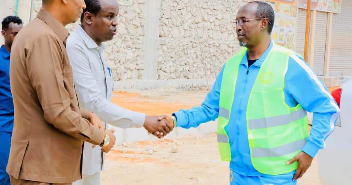 Duqa Muqdisho oo kormeeray qaar kamid ah Waddooyinka Caasimadda oo dhismooyin ku socdaan