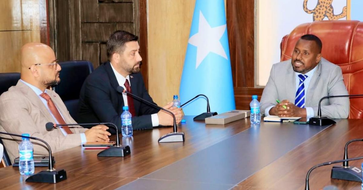 Cabdullaahi Cumar Abshirow oo xafiiskiisa ku qaabilay madax ka socotay dalka Turkiga