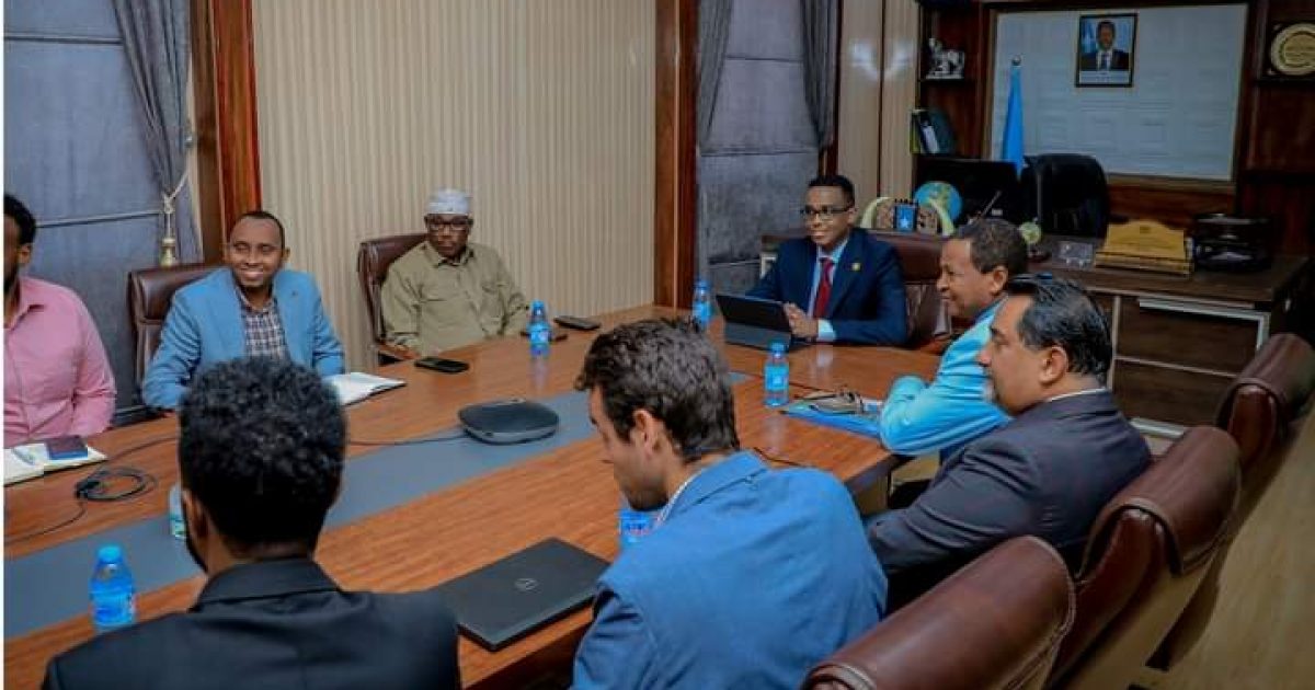 Wasiirka Shaqada XFS oo qaabilay Wafdi ay hoggaaminayaan Agaasimayaasha Hay’adaha WFP iyo SCC