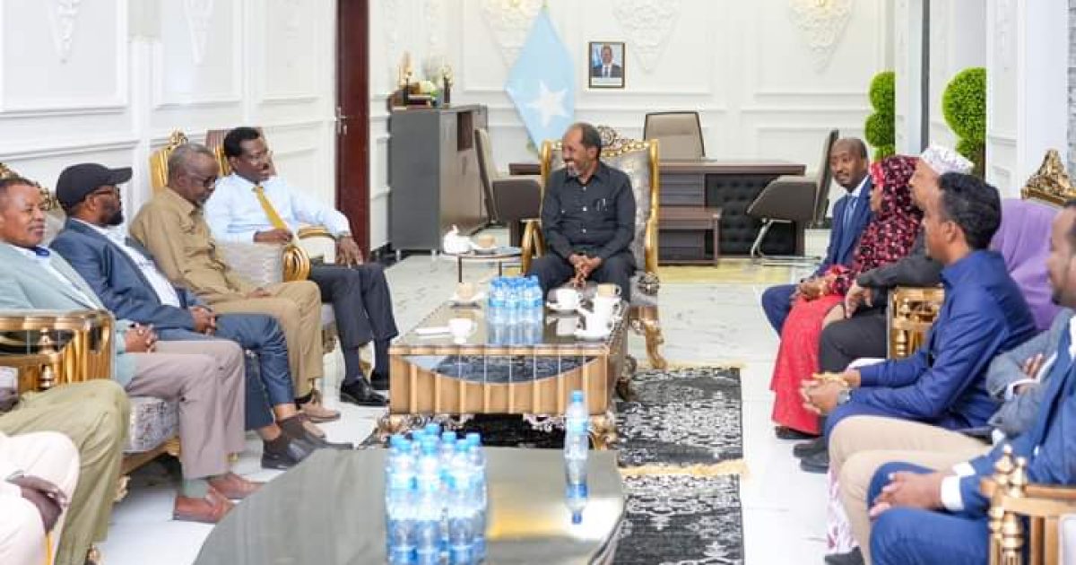 Madaxweynaha JFS oo siyaasiyiin iyo odeyaasha dhaqanka kala hadlay xoreynta deegaannada Galmudug