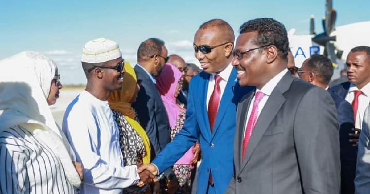 Ra’iisul Wasaare Xamsa iyo wafdi uu hoggaaminayo oo si diiran loogu soo dhoweeyay Dhuusamareeb