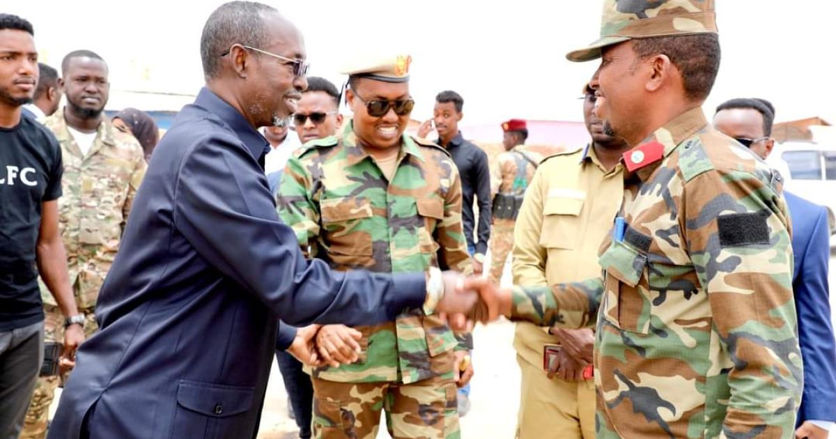 Duqa Muqdisho oo deeq xoolaha ku wareejiyay Taliyaha qeybta 21aad Xoogga dalka 