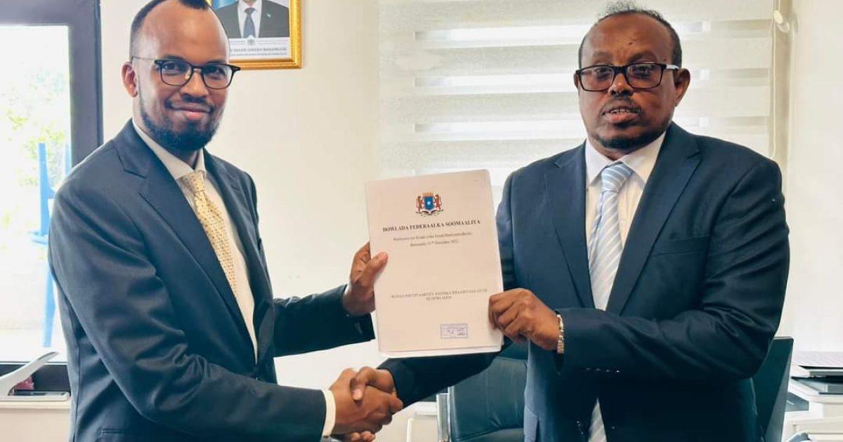 Wasiir ku-xigeenka W/Maaliyadda XFS oo Golaha Shacabka u gudbiyay Xisaab-xirka Dowladda ee 2022ka