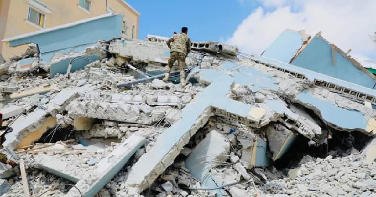 Duqa Muqdisho oo faray in la baaro waxa sababay dhismo ku soo dumay Hooyo iyo Carruurteeda