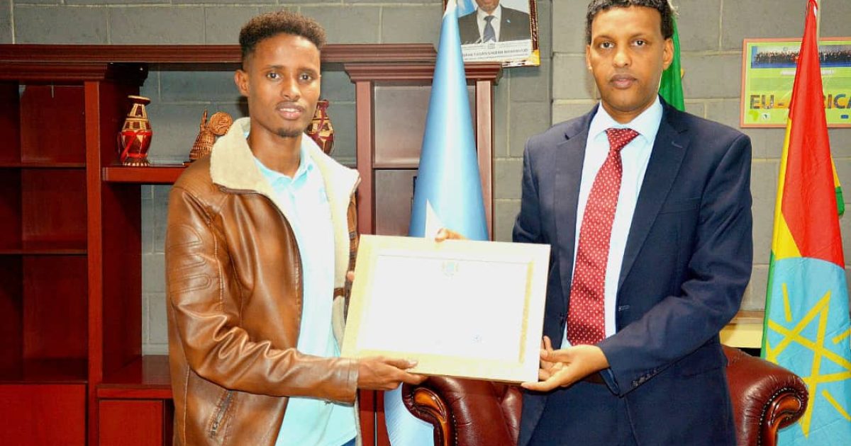 Safiirka JFS ee Ethiopia oo shahaado sharaf Guddoonsiiyay Orodyahanka Soomaaliyeed Cali Iidow “SAWIRRO”