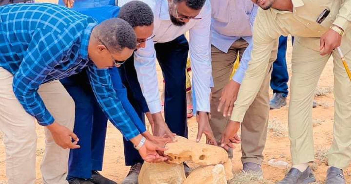 Mas’uuliyiin ka tirsan Galmudug oo dhagax dhigay Saldhig Boolis oo laga hirgalinayo Xarardheere
