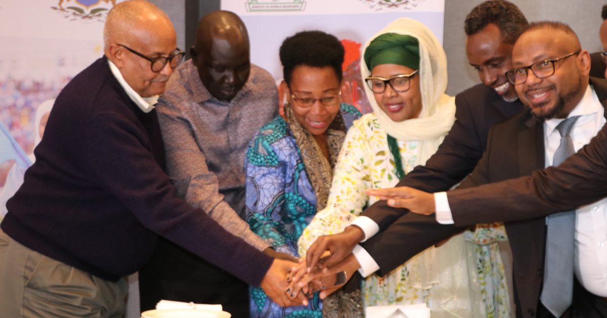 Mas’uuliyiin ka tirsan DFS iyo Urur Gobolleedka Iskaashiga Dhaqaalaha Bariga Afrika oo casho sharaf loo sameeyey