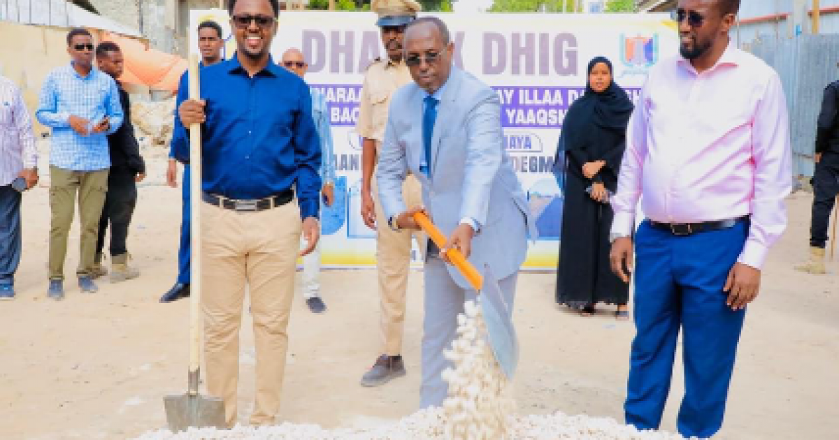 Guddoomiyaha G/Banaadir oo dhagax dhigay waddo isku xirta Suuq Bacaad iyo Janaraal Daa’uud