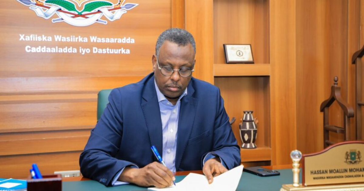 Wasiirka cadaaladda XFS oo saxiixay siyaasadda hubinta da’da carruurta