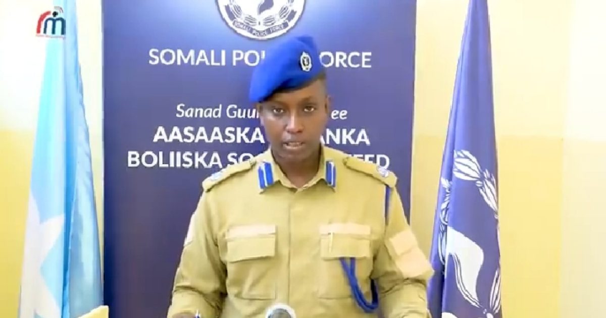 Ciidan Booliiska oo gacanta kusoo dhigay laba dhagarqabe oo watay gaari laga soo buuxshay Qarax