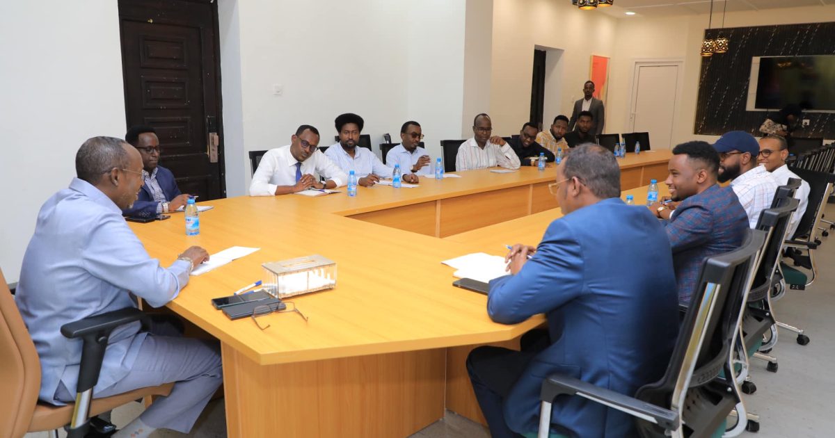 Duqa Muqdisho oo la kulmay Maareeyaha Hey’adda aqoonsiga iyo diiwaan gelinta Qaranka