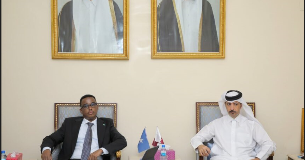 Wasiirka shaqada XFS oo la kulmay Safiirka Qatar ee Soomaaliya