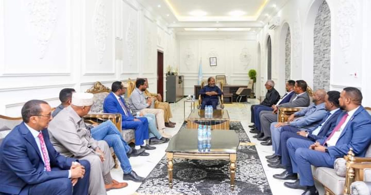 Madaxweyne Xasan Sheekh oo Guddoonka Labada Aqal kulan wada jir ah kula qaatay Dhuusamareeb “SAWIRRO”