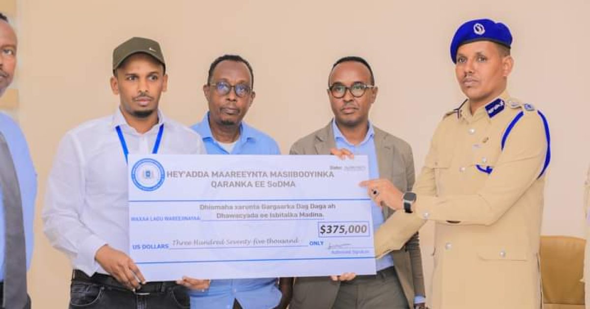 Guddoomiyaha Hay’adda SoDMA oo lacag ku wareejiyay Taliyaha Ciidanka Booliska “SAWIRRO”