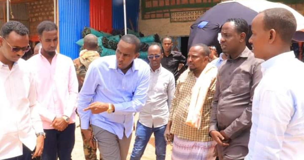 Duqa Degmada Gaalkacyo oo kormeeray Suuqayada iyo meelaha biyo farriisadka ah