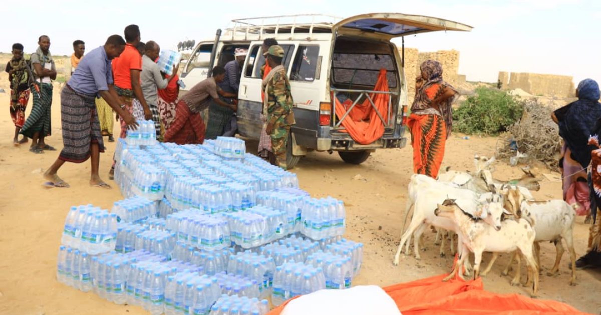 Haweenka Magaalada Ceelguule oo deeqo kala duwan gaarsiiyay Ciidamada