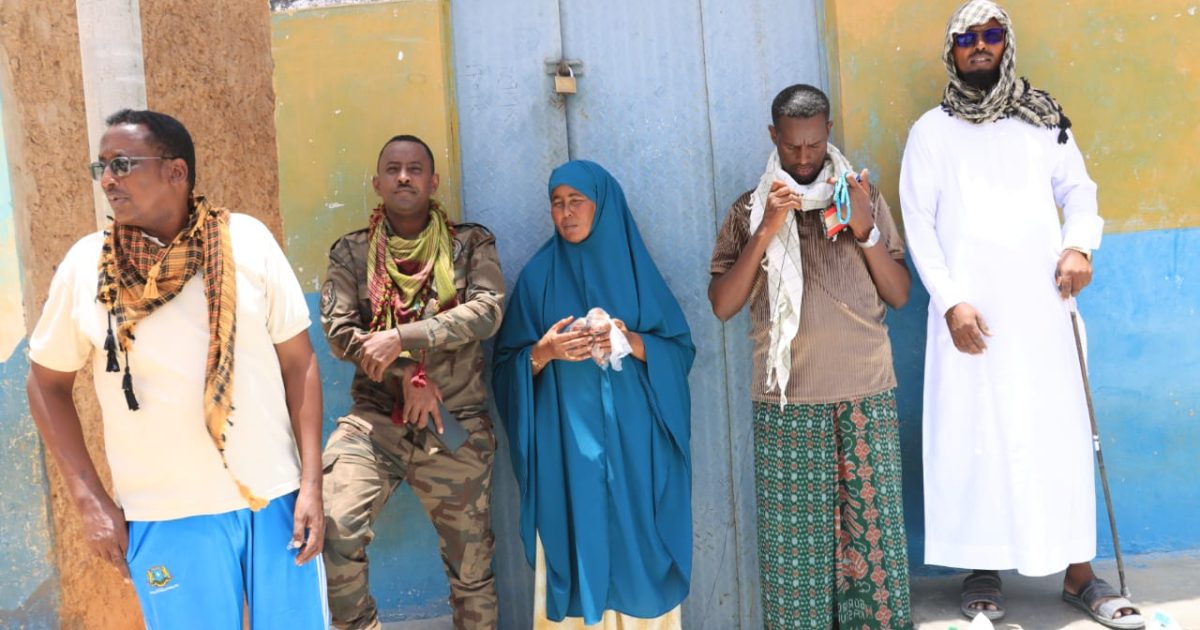 Gabdho Soomaaliyeed oo Deeqo kala duwan usoo dhiibay Ciidanka ku sugan Bacadweyne