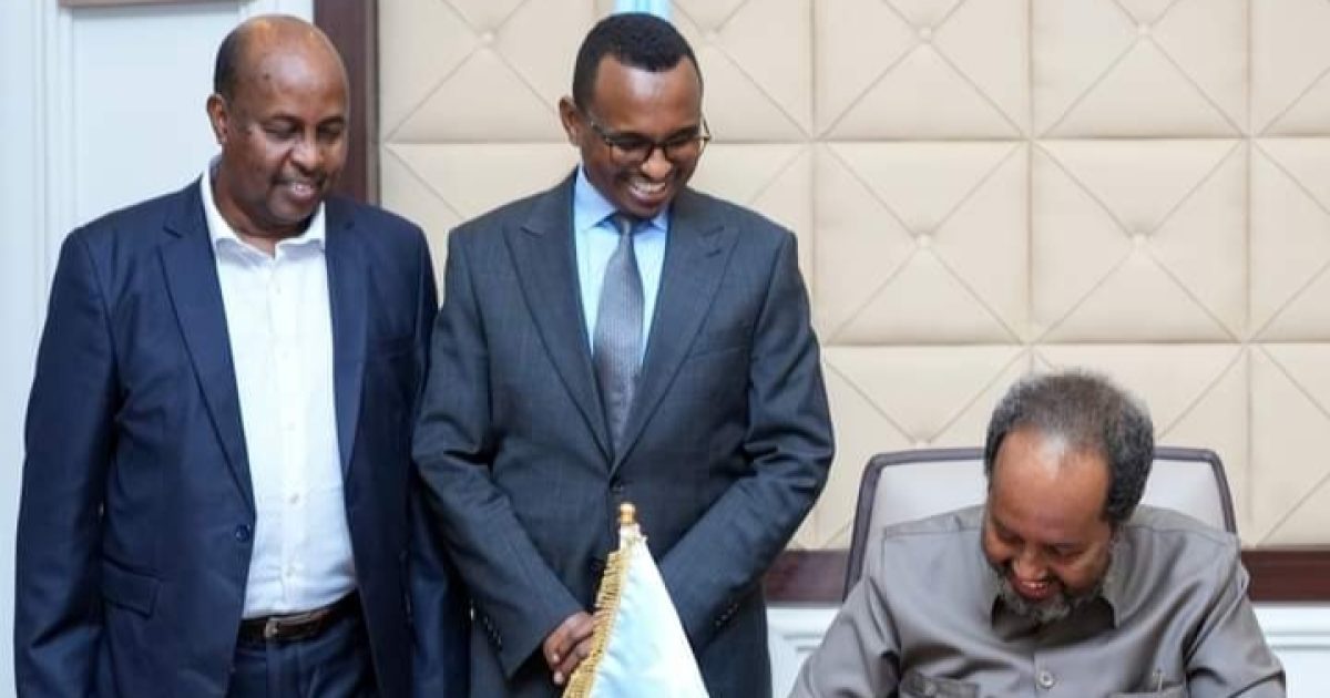 Madaxweyne Xasan Sheekh oo saxiixay Sharciga Hantidhowrka Qaranka