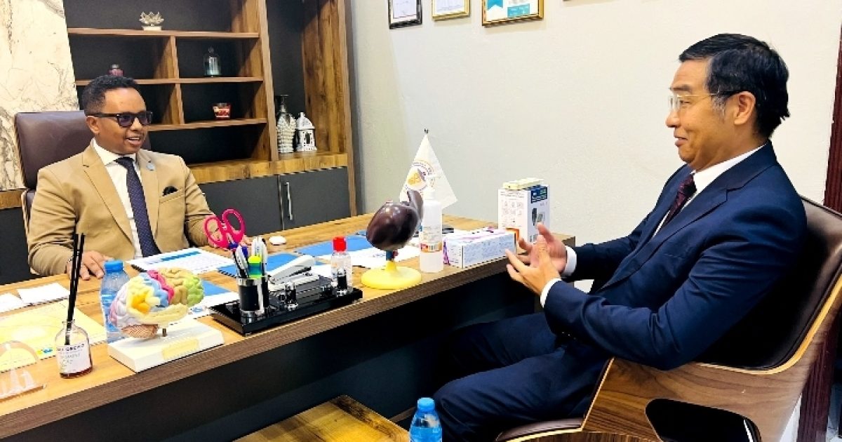 Safiirka Shiinaha ee Soomaaliya oo booqday Isbitaalka Madaxtoyada JFS