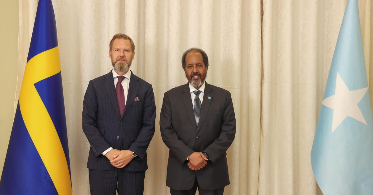 Madaxweyne Xasan Sheekh oo Waraaqaha Aqoonsiga danjirenimo ka guddoomay Safiirka Sweden