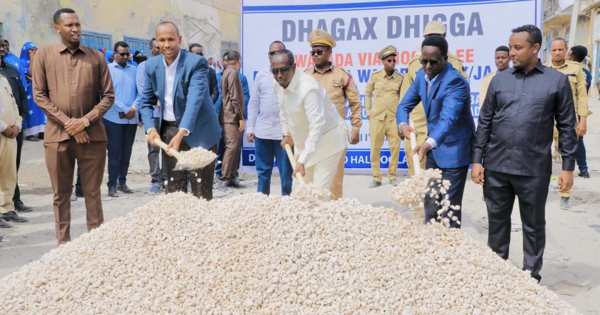 Guddoomiyaha Gobolka Banaadir oo dhagax-dhigay dhismaha wadada Via Moscow