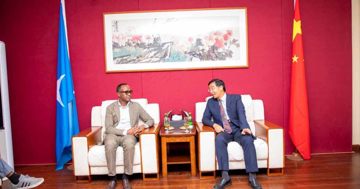 Guddoomiyaha hay’adda SoDMA oo kulan la qaatay Safiirka Shiinaha u fadhiya Soomaaliya