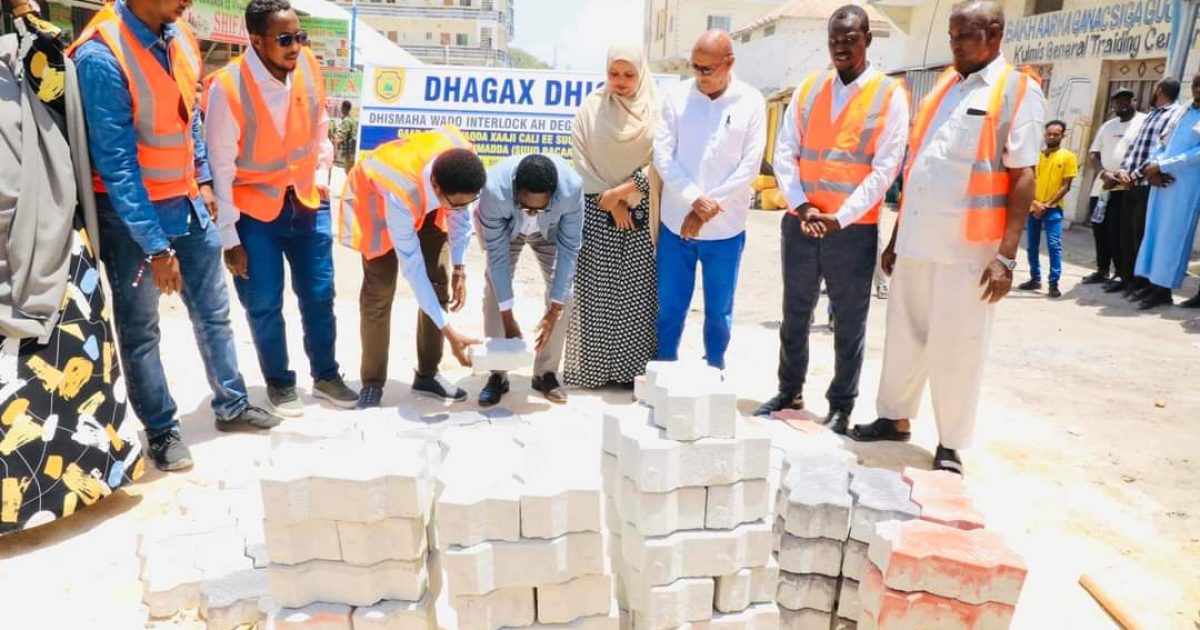 Mudane Maxamed  (Yabooh) oo dhagax dhigay waddo Interlock ah oo Suuq Bacaad muhiim u ah