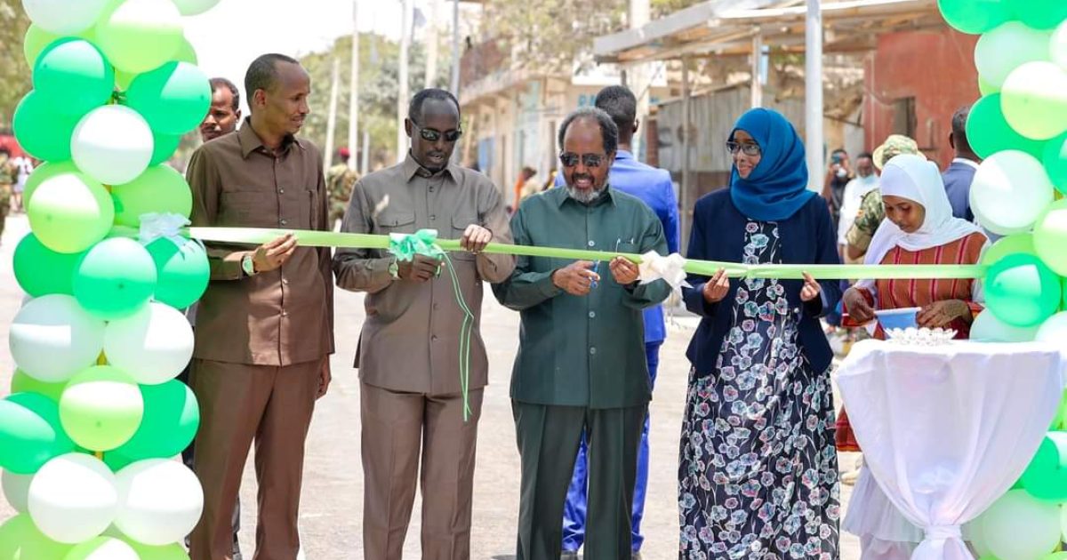 Madaxweyne Xasan Sheekh oo xariga ka jaray laba waddo oo laga dhisayo Muqdisho 