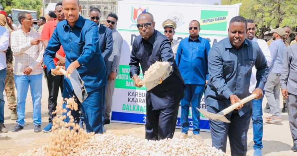 Duqa Muqdisho oo dhagax dhigay waddooyin muhiim u ah degmada Kaaraan