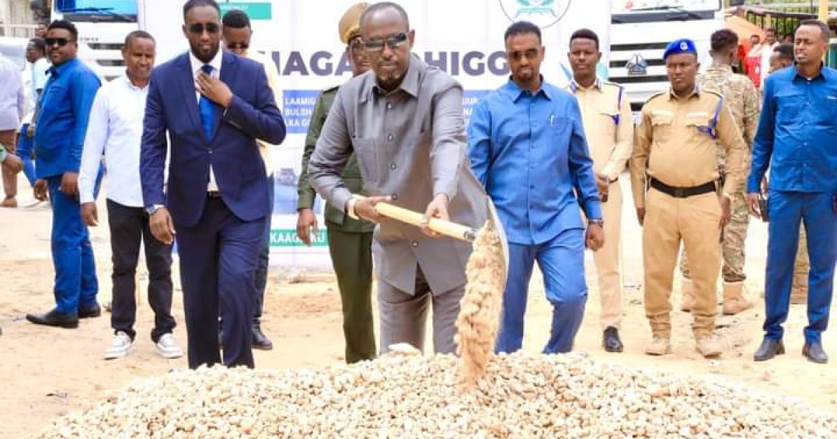 Duqa Muqdisho oo dhagax dhigay waddo isku xirta Dabakaaya Madow iyo Macalin Nuur “SAWIRRO”