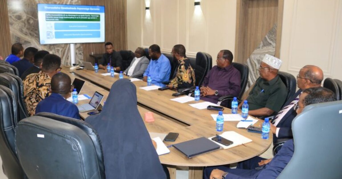 Maareeyaha Hey’adda Aqoonsiga oo kulan la yeeshay Guddiga Rugta Ganacsiga