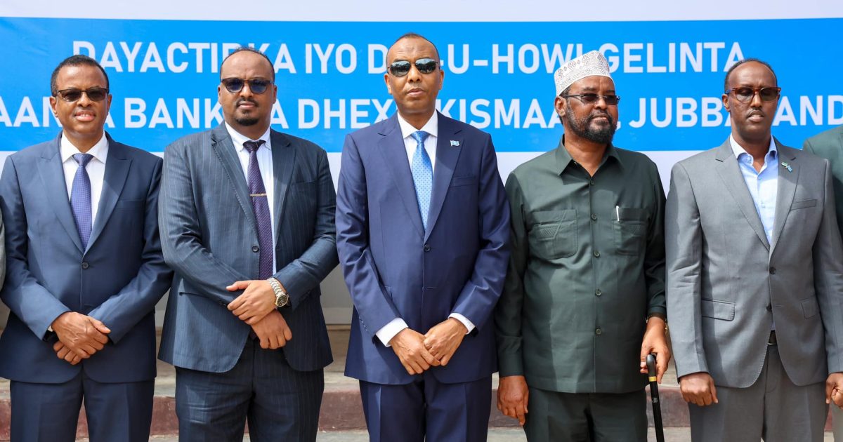 Ra’iisul Wasaare Xamsa oo bogaadiyay dib-u-howlgelinta laanta Bangiga dhexe ee magaalada Kismaayo