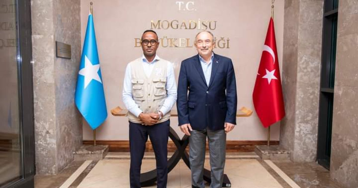 Guddoomiyaha Hay’adda SoDMA oo la kulmay Safiirka Dowladda Turkiga ee Soomaaliya