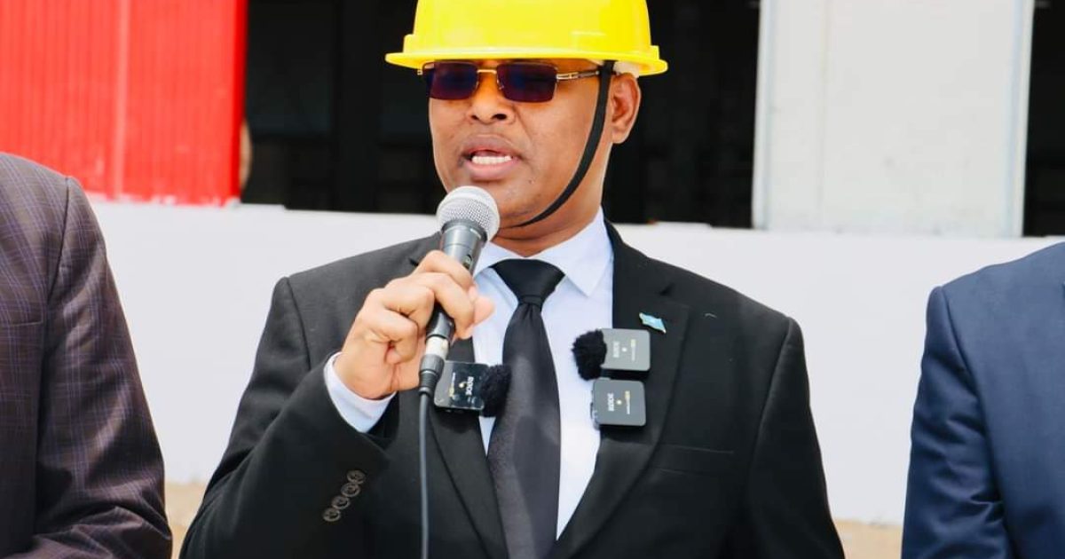 Wasiirka ganacsiga Soomaaliya oo booqday Warshadda Cabitaanada Cocacola ee Muqdisho