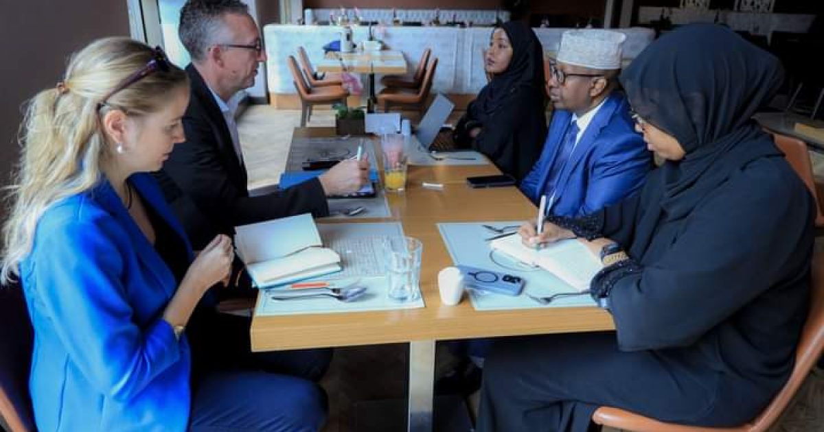 Wasiirka arrimaha guddaha oo kulan la yeeshay Safiirka Jarmalka ee Soomaliya