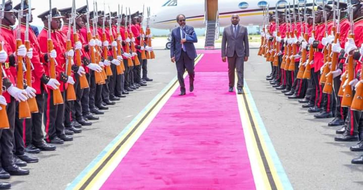 Madaxweyne Xasan Sheekh oo gaaray Aruusha si uu u xoojiyo codsiga Soomaaliya ee Dalladda Bulshada Bariga Afrika