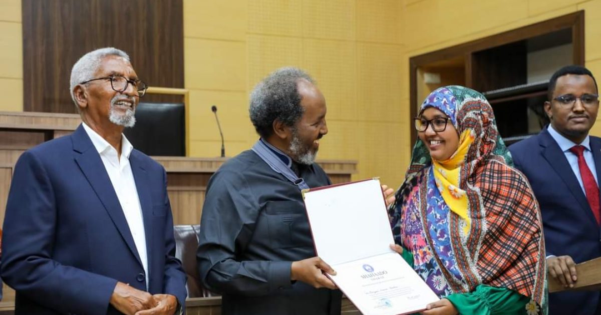 Madaxweynaha JFS oo ka qeybgalay Munaasab kooban oo lagu abaalmarinayay  Sanatarrada Aqalka Sare 