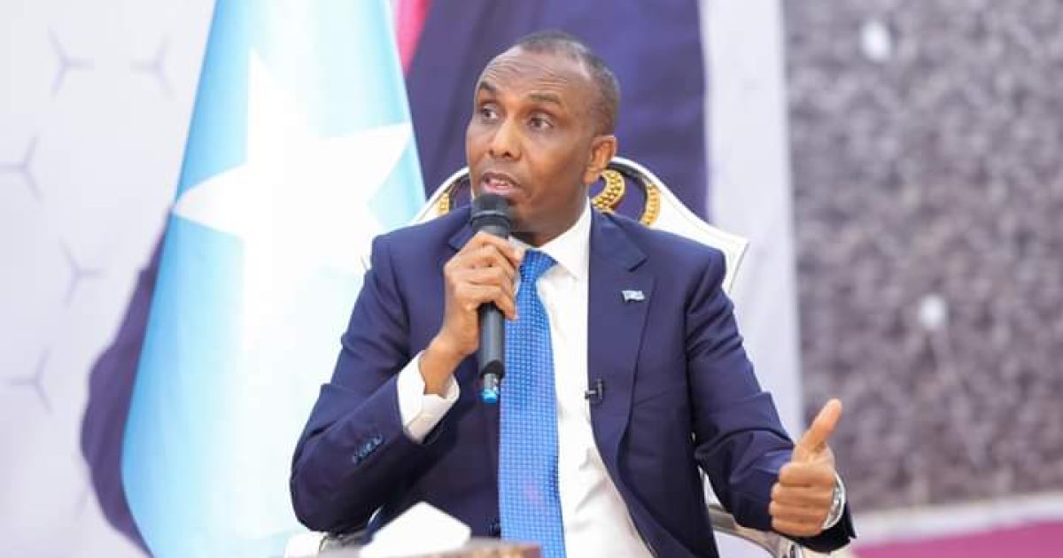 Ra’iisul Wasaare Xamsa oo uga jawaabay bulshada Kismaayo su’aalo la xiriira qorsheyaasha dowladda