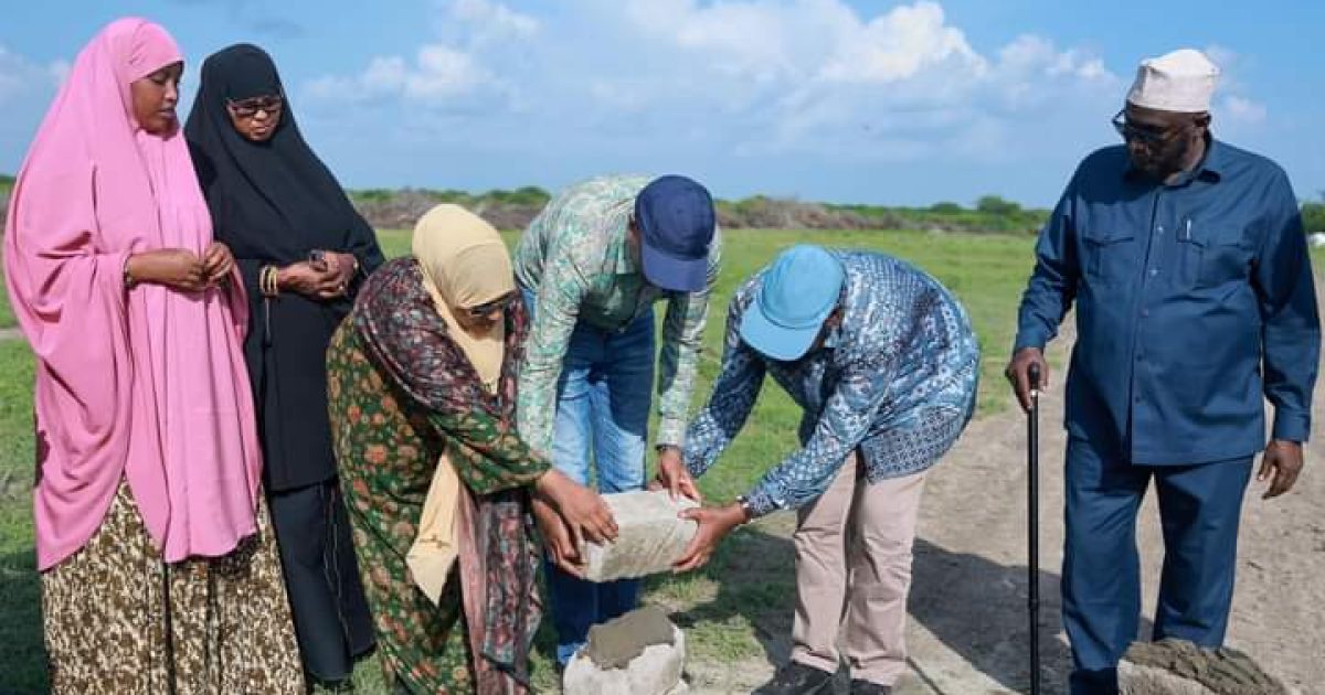 Ra’iisul Wasaare Xamsa oo dhagax-dhigay dhismaha Garoonka Diyaaradaha Degmada Afmadow