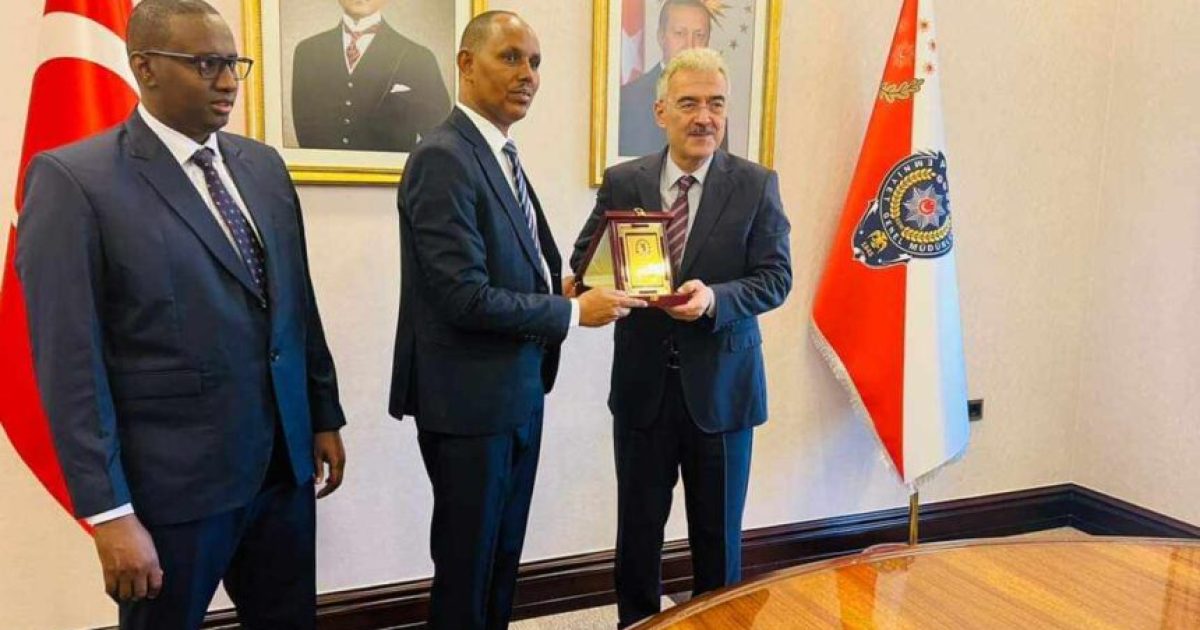 Taliyaha Ciidanka Booliska Soomaaliyeed oo gaaray dalka Turkiga