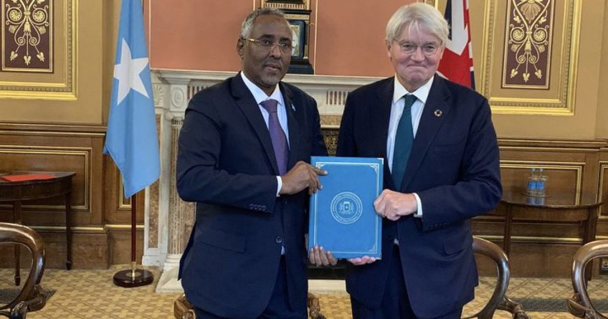 Soomaaliya iyo Ingiriiska oo kala saxiixday heshiis iskaashi