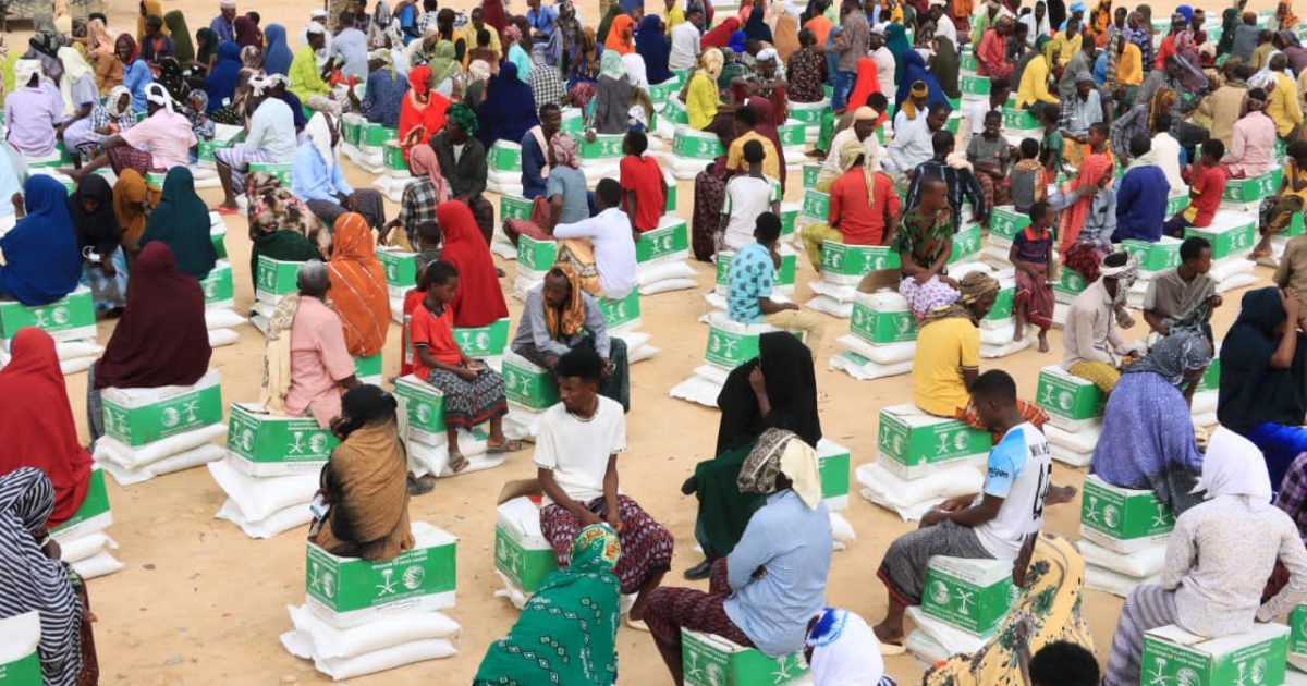 Qoysas ku nool deegaanka Bacaadweyne oo la gaarsiiyay deeq raashin ah “SAWIRRO”