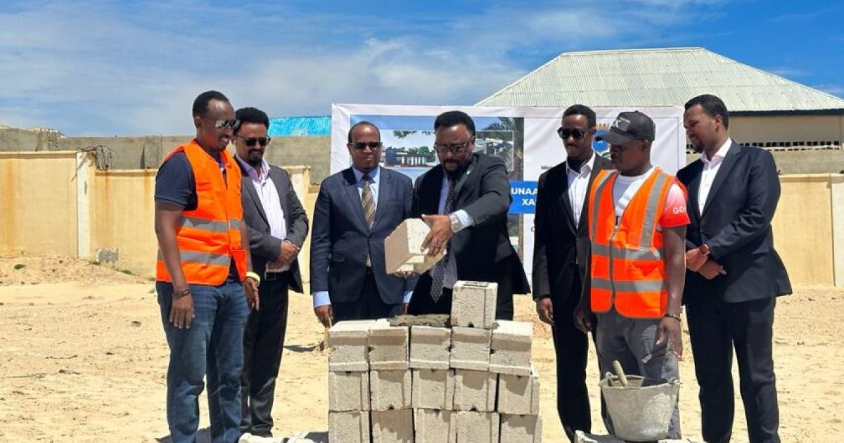 Wasiirka Isgaarsiinta XFS oo dhagax-dhigay dhismaha Xarunta Xogta Qaranka