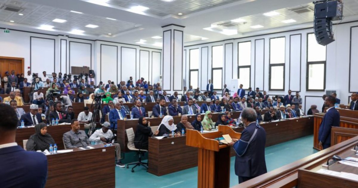 Madaxweyne Xasan Sheekh oo furay kalfadhiga 4aad ee labad Gole ee Baarlamaanka JFS