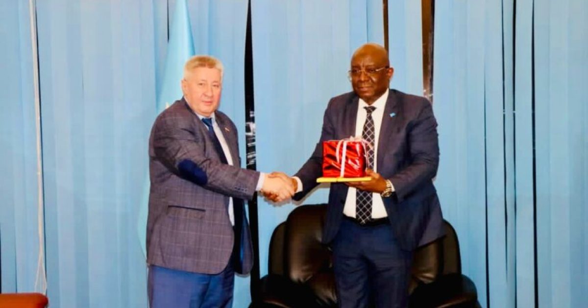 Ruushka oo Muqdisho soo gaarsiinaya Markab sida shixnad gargaar ah