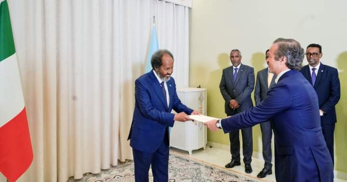 Madaxweyne Xasan Sheekh oo warqadaha aqoonsiga Safiirnimo ka guddoomay Danjiraha Talyaaniga