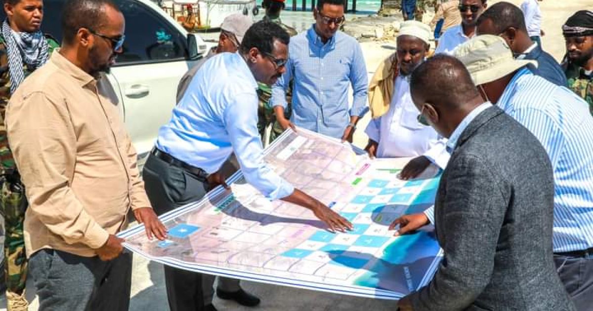 Madaxweynaha Galmudug oo kormeeray halka loo asteeyay dhismaha Dekadda Hobyo “SAWIRRO”